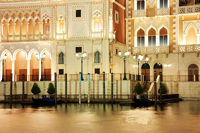 实拍澳门酒店夜景，威尼斯人和新濠天地那个更好