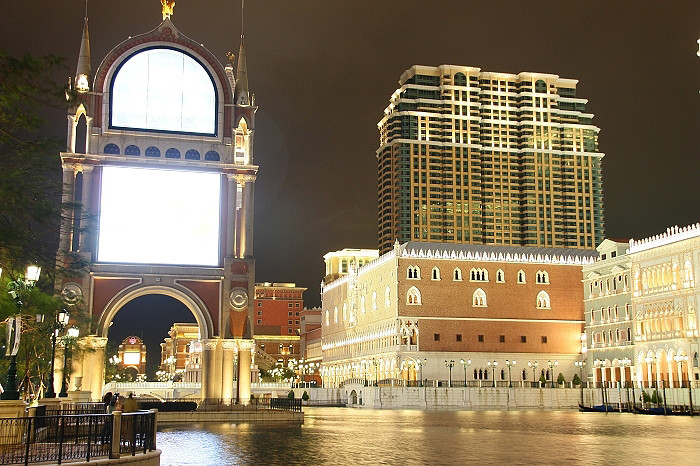 实拍澳门酒店夜景，威尼斯人和新濠天地那个更好